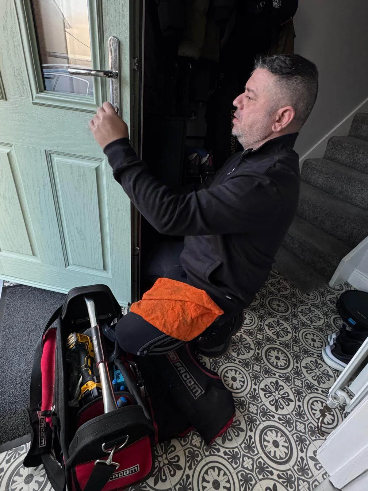 Locksmith guy fixing lock